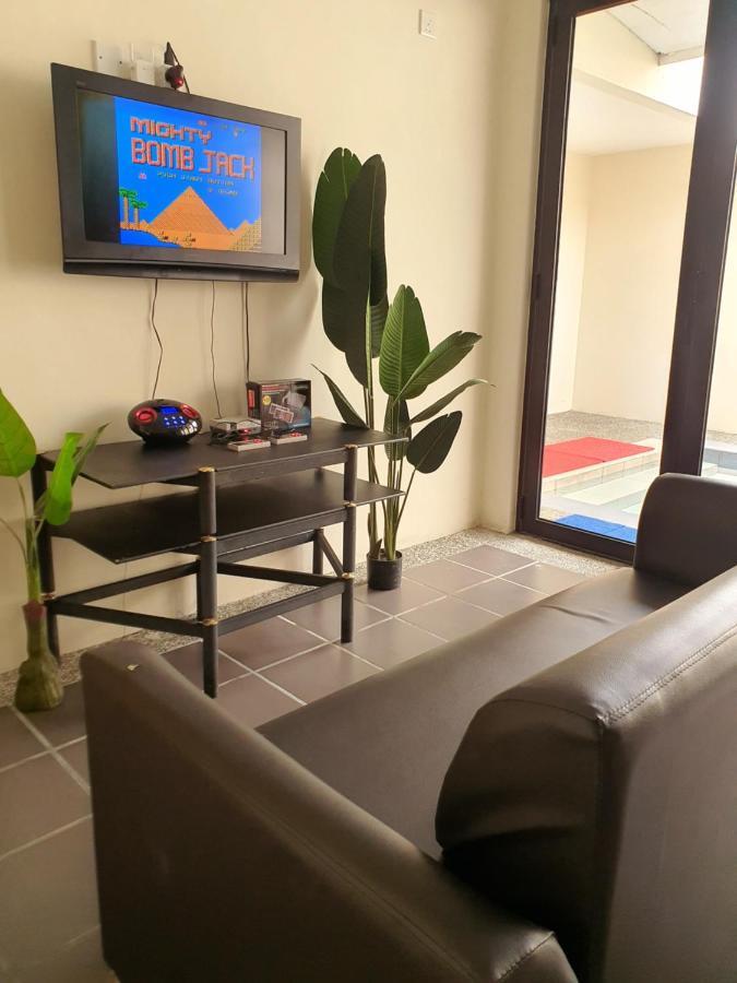شقة Swimming Pool Party House باتو باهات المظهر الخارجي الصورة